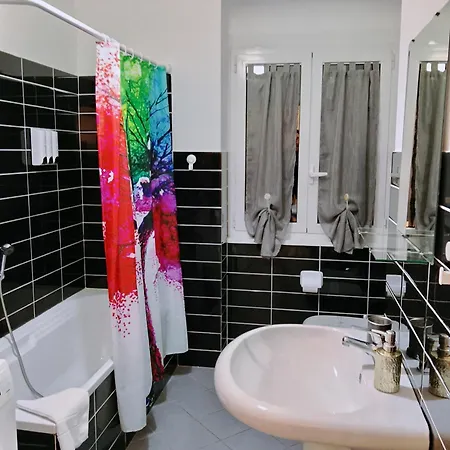 Wow 2 - 175 Mq - Posteggio Privato - Davanti Porto Traghetti - Fino A 10 Posti Letto - Balcone *